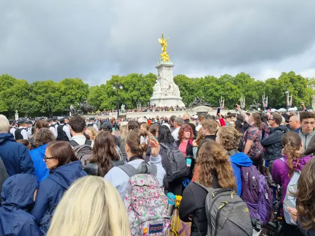 Buckingham Palace 9.09.2022 mourning after Queen's death / pałac buckingham dzień po śmieci królowej Elżbiety II