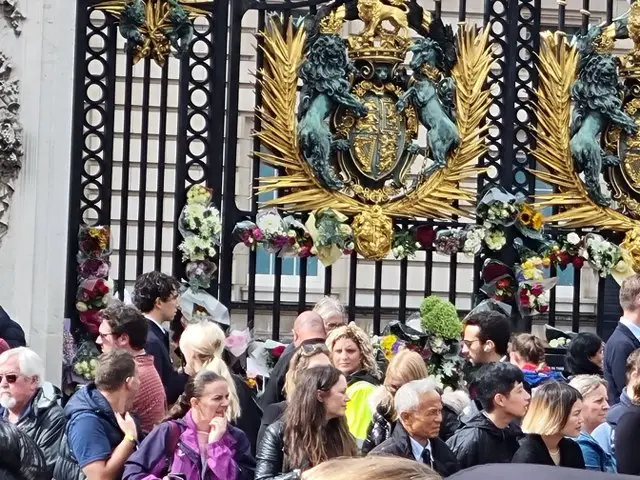 Buckingham Palace 9.09.2022 mourning after Queen's death / pałac buckingham dzień po śmieci królowej Elżbiety II