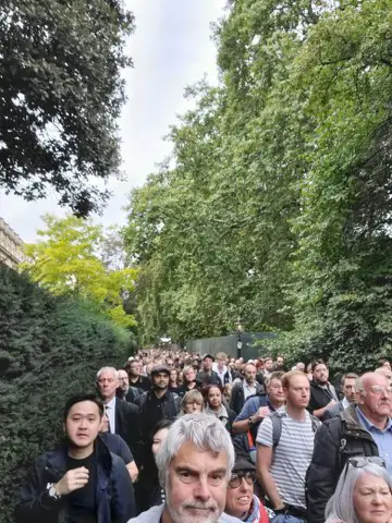 19.09.2022 Queen's funeral procession in the Mall leading to Buckingham palace / procesja pogrzebowa królowej Elżbiety II przed pałacem Buckingham