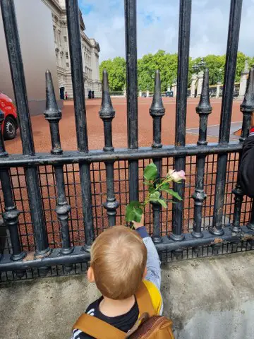 Buckingham Palace 9.09.2022 mourning after Queen's death / pałac buckingham dzień po śmieci królowej Elżbiety II
