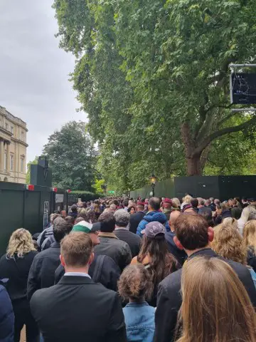 19.09.2022 Queen's funeral procession in the Mall leading to Buckingham palace / procesja pogrzebowa królowej Elżbiety II przed pałacem Buckingham