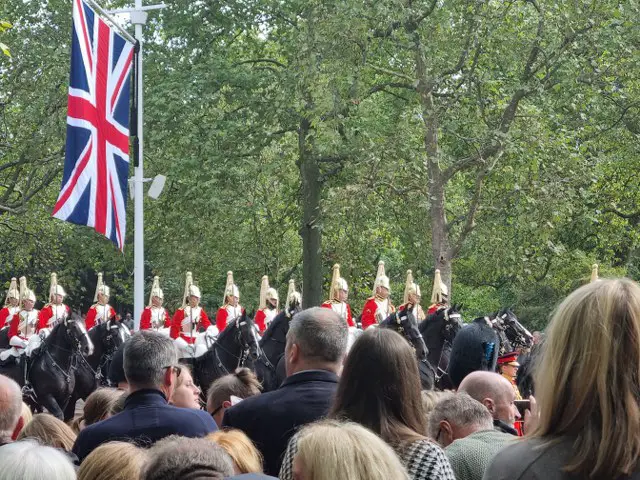 19.09.2022 Queen's funeral procession in the Mall leading to Buckingham palace / procesja pogrzebowa królowej Elżbiety II przed pałacem Buckingham