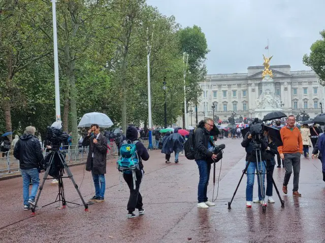 Buckingham Palace 9.09.2022 mourning after Queen's death / pałac buckingham dzień po śmieci królowej Elżbiety II