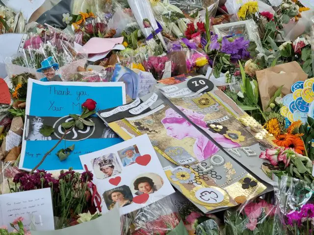 19.09.2022 Queen's funeral procession in the Mall leading to Buckingham palace / procesja pogrzebowa królowej Elżbiety II przed pałacem Buckingham