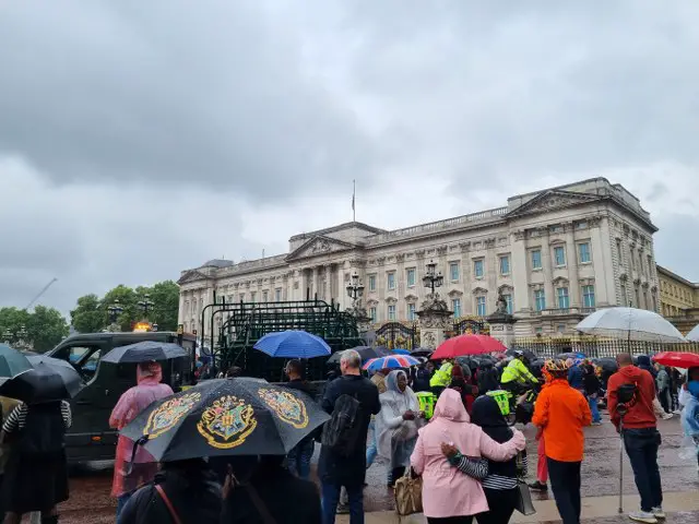 Buckingham Palace 9.09.2022 mourning after Queen's death / pałac buckingham dzień po śmieci królowej Elżbiety II