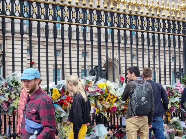 Buckingham Palace 9.09.2022 mourning after Queen's death / pałac buckingham dzień po śmieci królowej Elżbiety II