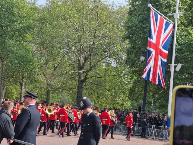 19.09.2022 Queen's funeral procession in the Mall leading to Buckingham palace / procesja pogrzebowa królowej Elżbiety II przed pałacem Buckingham