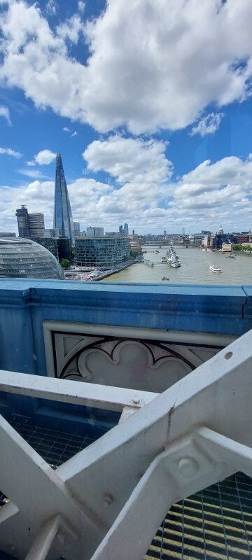 Tower bridge experience London najpopularniejsze atrakcje Londynu  most glass floor szklana podłoga