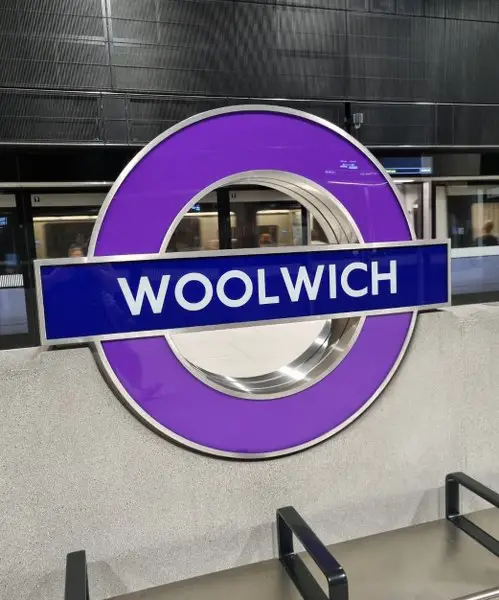 Elizabeth line logo Londyn woolwich zmiany