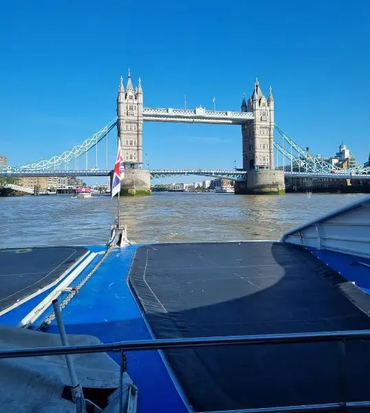 uber boat tani rejs po tamizie londyn