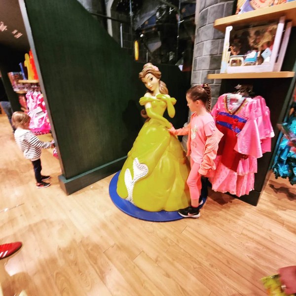 11 SKLEPÓW, KTÓRE WARTO ODWIEDZIĆ W LONDYNIE Disney Store