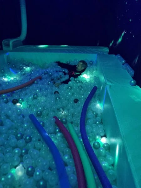 DOPAMINE LAND, CZYLI ATRAKCJA, KTÓRA CIĘ USZCZĘŚLIWI