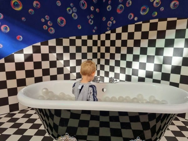 DOPAMINE LAND, CZYLI ATRAKCJA, KTÓRA CIĘ USZCZĘŚLIWI