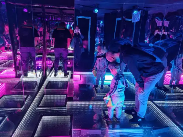 DOPAMINE LAND, CZYLI ATRAKCJA, KTÓRA CIĘ USZCZĘŚLIWI