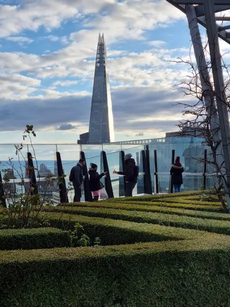 CO CIEKAWEGO MOŻNA ZWIEDZIĆ W POBLIŻU SKY GARDEN?