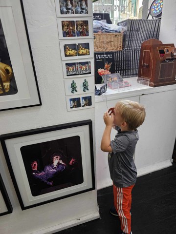 2 TYMCZASOWE WYSTAWY ZWIĄZANE Z ZESPOŁEM QUEEN