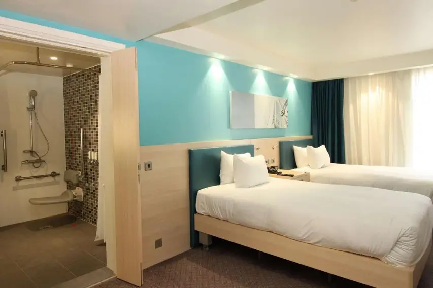 HOTEL PRZY LOTNISKU W LONDYNIE – GDZIE SPAĆ PRZED WYLOTEM? HEATHROW, GATWICK, STANSTED, LUTON I CITY AIRPORT (2026)